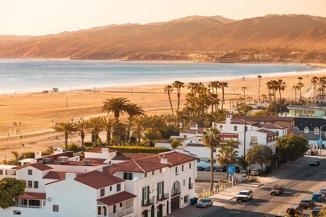 4-Hour private limo Tour of Los Angeles by a TV personality with Free Drinks - Beverly Hills and Rodeo Drive: window-shopping with context