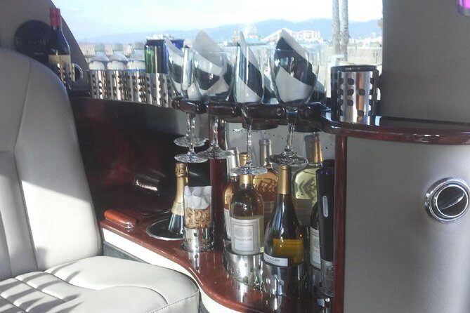 Deluxe Los Angeles 5-Hour Limo Tour with Drinks Included - Santa Monica, Venice Beach, Marina del Rey, and Malibu: beaches in a single loop