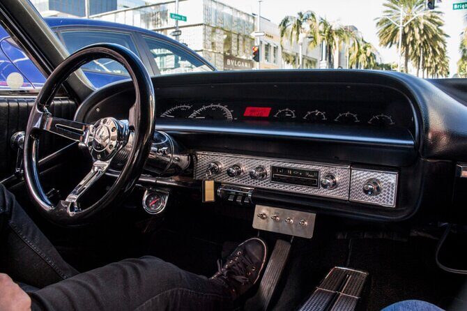 Golden Route Lowrider Tour - Beverly Hills: Palm Trees, Famous Houses, and Quick Picture Time