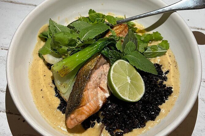 Gourmet LA Venice Beach Walking Food Tour with Delicious Dish - Where you start at Si! Mon60, and how the walk is paced