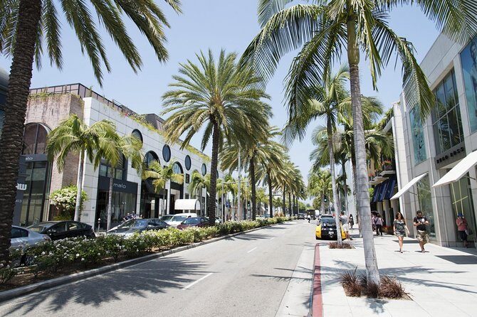 Hollywood and Beverly Hills Half-Day Tour with Exclusive Stops - Hollywood: Entertainment District landmarks and the 20-minute window