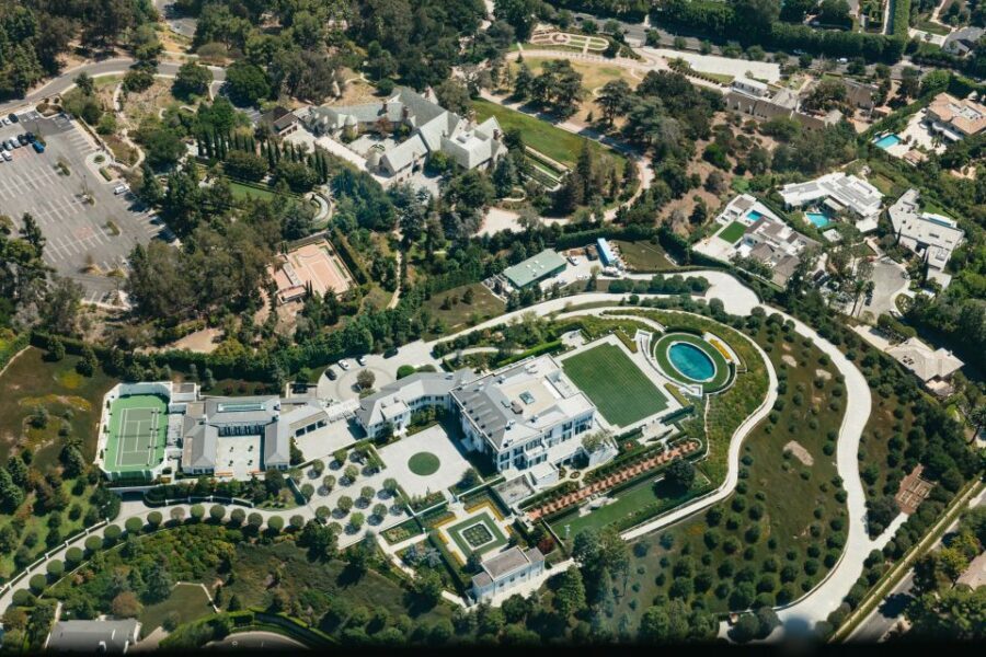 Hollywood & Beverly Hills Celebrity Helicopter Tour - Hollywood Bowl and Warner Bros. Studios: the studio vibe keeps rolling