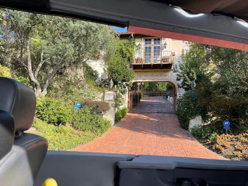 Los Angeles: Celebrity Homes and Movie Scenes Bus Tour - What Makes This Hollywood Homes Tour Different (TV Screens Included)