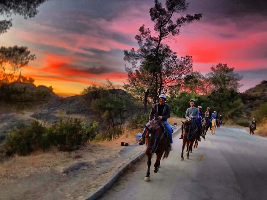 Los Angeles: Evening 2-Hour Hollywood Horseback Riding Tour - What the 2-hour evening ride feels like (and why that timing works)