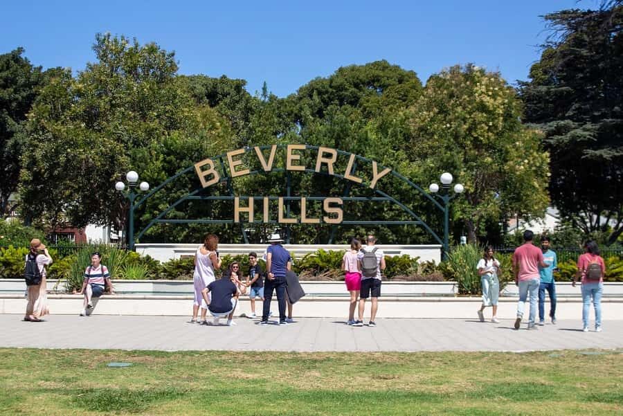 Los Angeles: Famous Neighbourhoods and Celebrity Homes Tours - A combo day of LA neighborhoods plus a celebrity homes loop