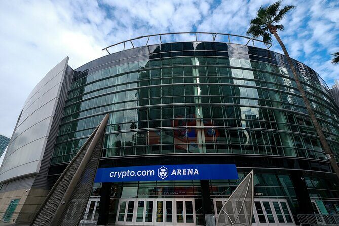 Los Angeles Lakers Basketball Game at Crypto Arena - Merchandise inside the arena: how to decide without overspending