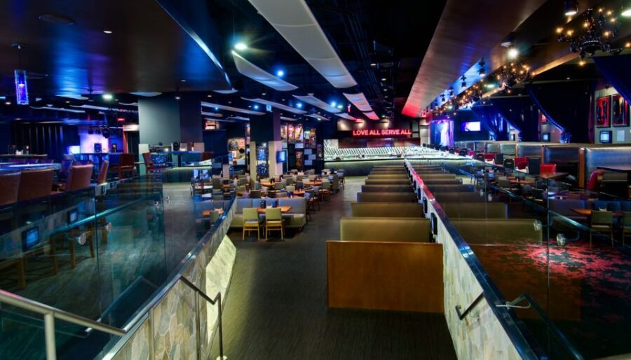 Los Angeles: Meal at the Hard Rock Cafe Hollywood - Choosing the right dishes: from smashed burgers to Caesar salad