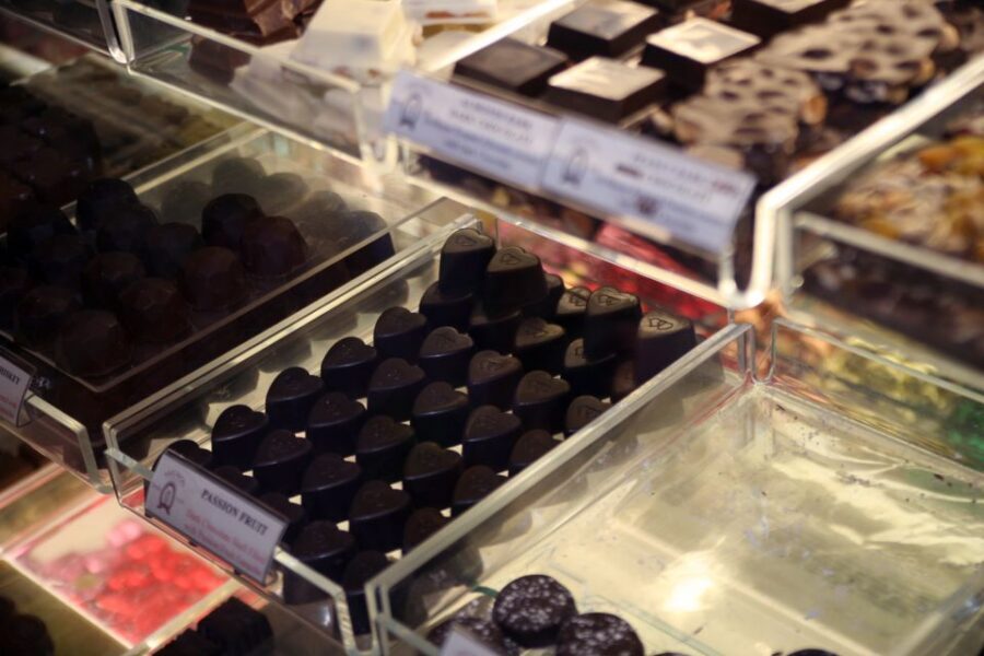 Los Angeles: Old Pasadena Food & Tasting Walking Tour - Chocolate lovers: why this tour earns its sweet reputation