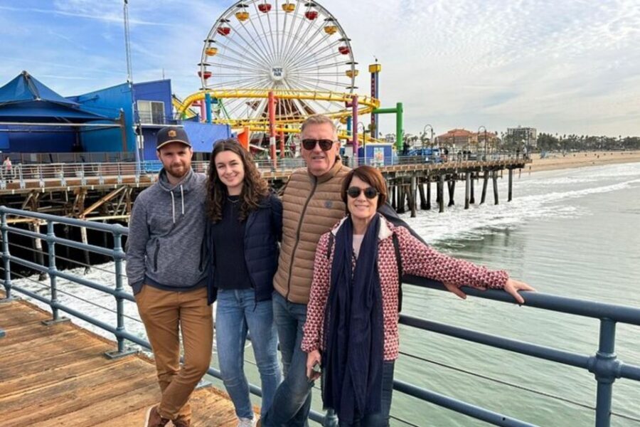 Los Angeles : Private custom tour with a local guide - Photo stops and landmark exteriors at walking pace