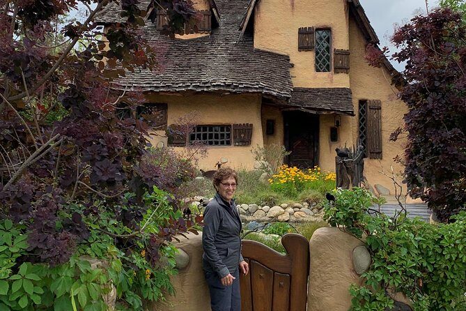 Los Angeles Private Full Day Luxury EV SUV Tour with Hotel Pickup - Spadena House and the Hollywood Hills-style photo stops
