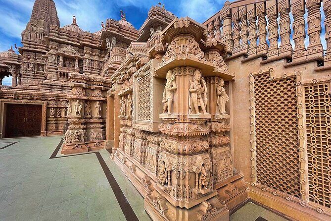 Mandir & Buddhist Temple Tour with Indian Lunch & Chinese Tea - BAPS Shri Swaminarayan Mandir: marble architecture and Aarti in action